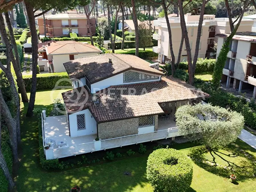 Immagine 1 di Villa in vendita  a Camaiore