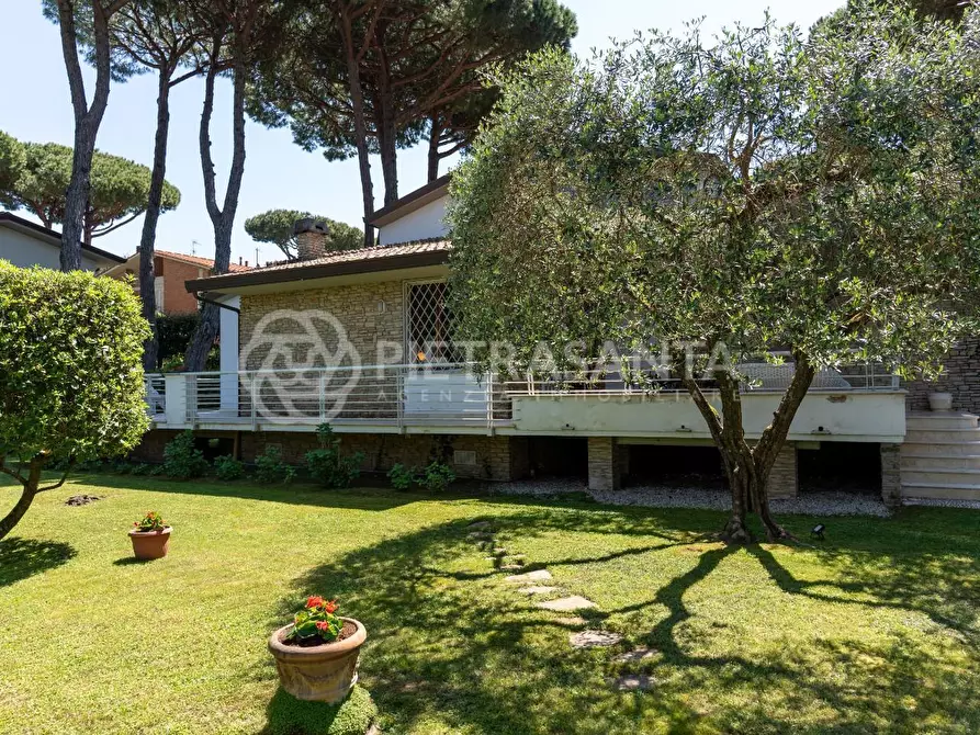Immagine 49 di Villa in vendita  a Camaiore