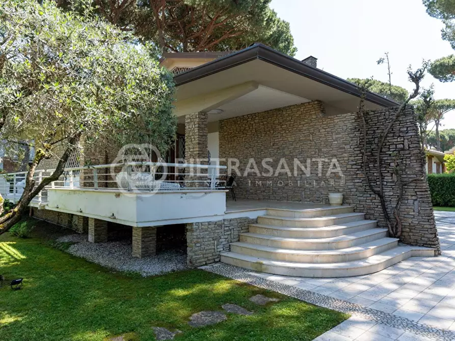 Immagine 47 di Villa in vendita  a Camaiore
