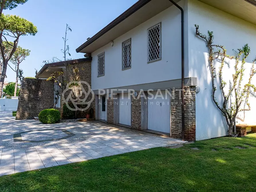 Immagine 57 di Villa in vendita  a Camaiore