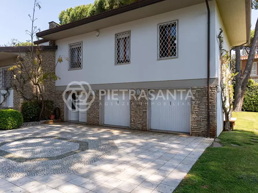 Immagine 60 di Villa in vendita  a Camaiore