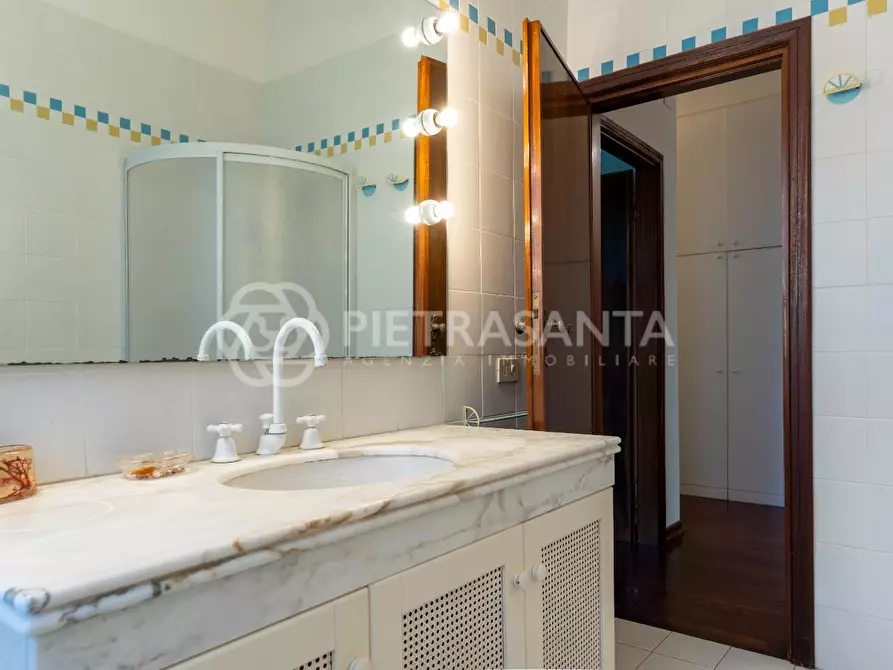 Immagine 26 di Villa in vendita  a Camaiore