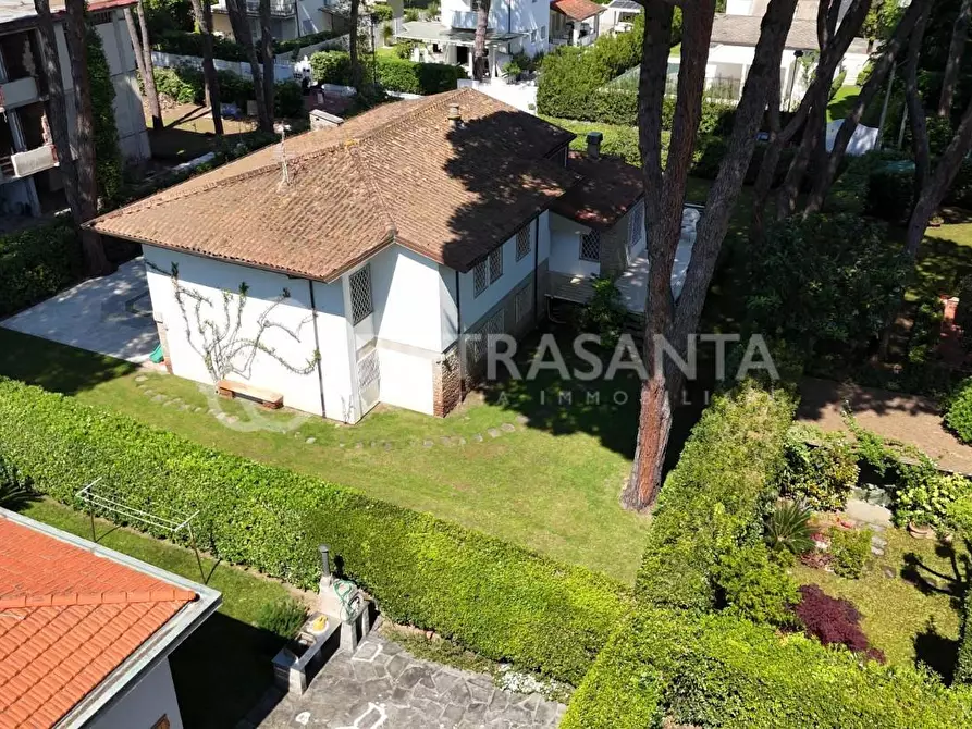 Immagine 2 di Villa in vendita  a Camaiore