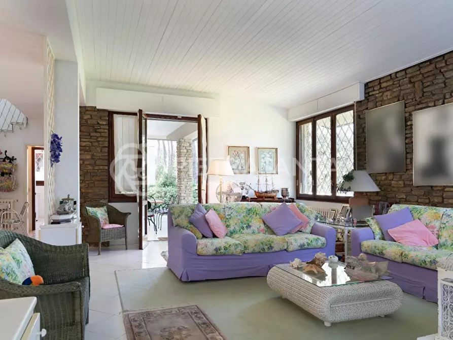 Immagine 6 di Villa in vendita  a Camaiore