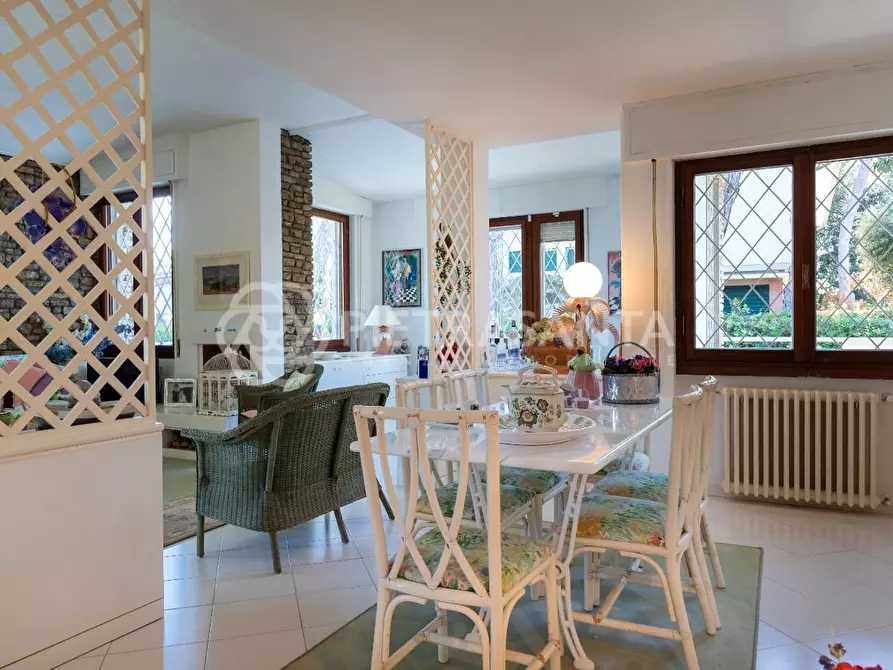 Immagine 9 di Villa in vendita  a Camaiore