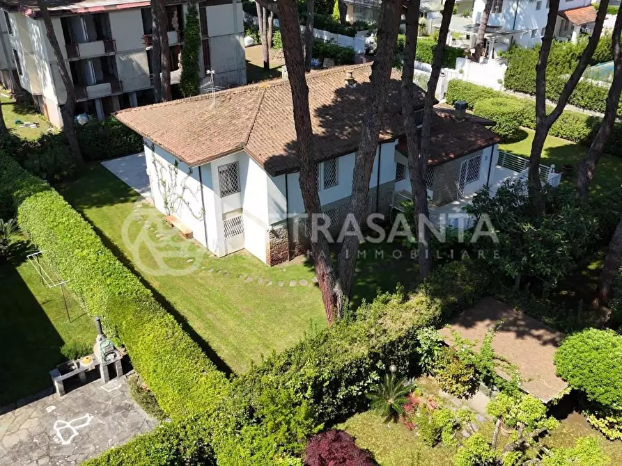 Immagine 3 di Villa in vendita  a Camaiore