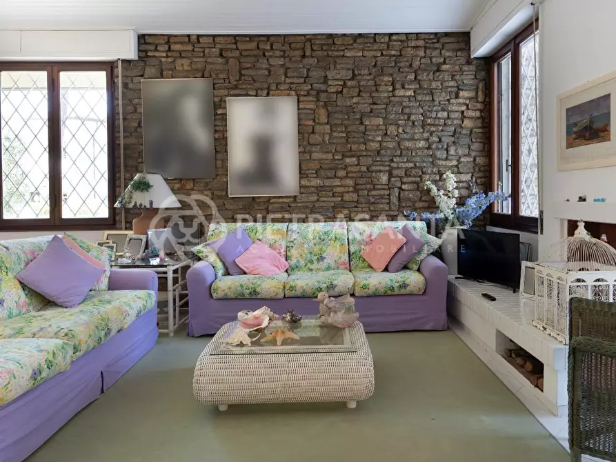 Immagine 8 di Villa in vendita  a Camaiore