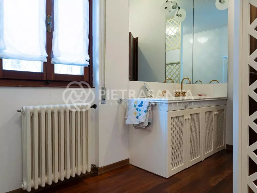 Immagine 17 di Villa in vendita  a Camaiore