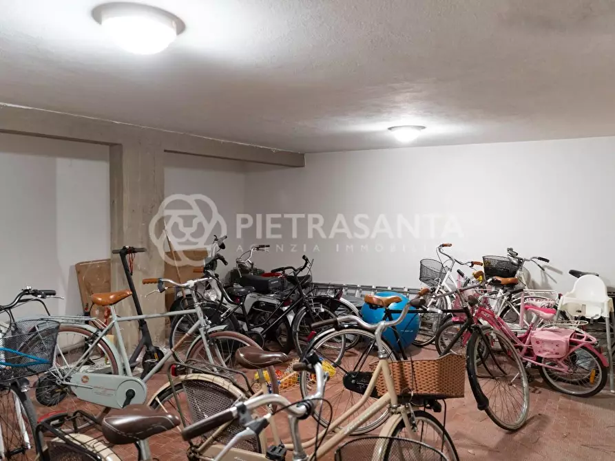 Immagine 36 di Villa in vendita  a Camaiore
