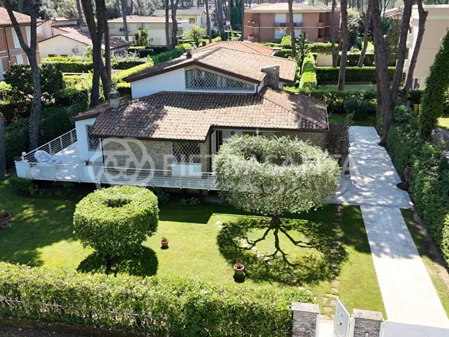 Immagine 4 di Villa in vendita  a Camaiore