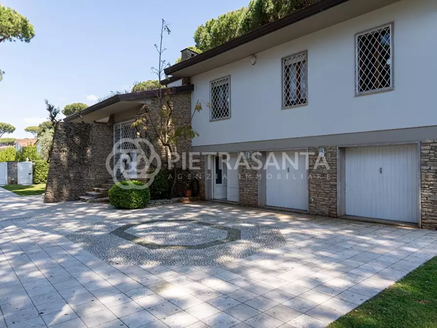 Immagine 59 di Villa in vendita  a Camaiore