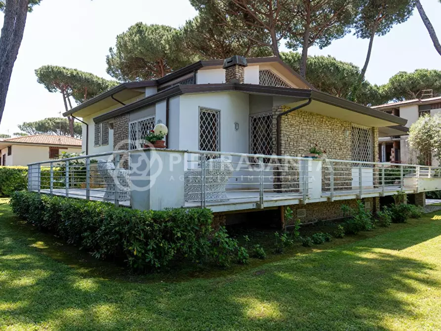 Immagine 52 di Villa in vendita  a Camaiore