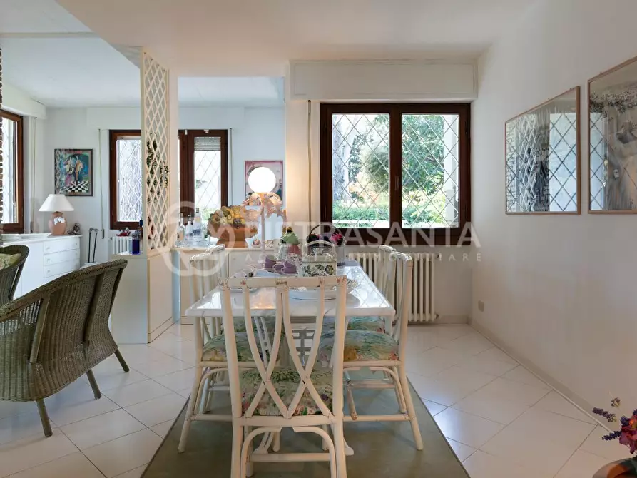 Immagine 30 di Villa in vendita  a Camaiore