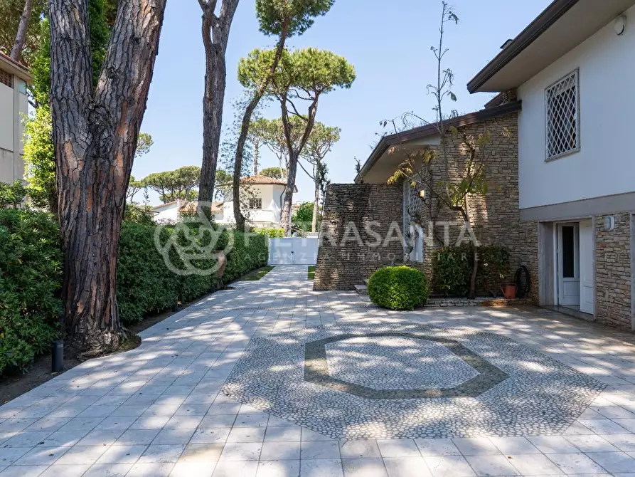 Immagine 56 di Villa in vendita  a Camaiore