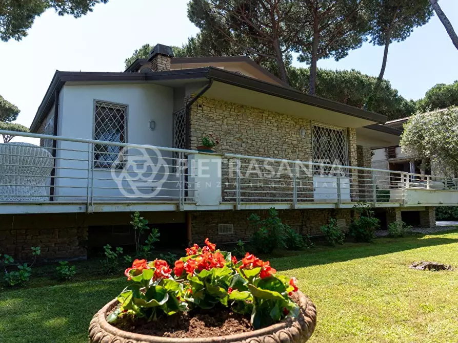 Immagine 50 di Villa in vendita  a Camaiore