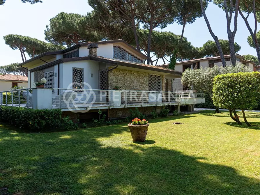 Immagine 51 di Villa in vendita  a Camaiore