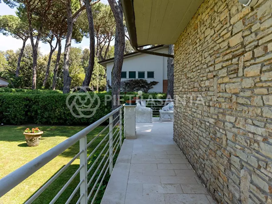 Immagine 62 di Villa in vendita  a Camaiore
