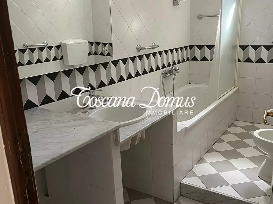 Immagine 11 di Appartamento in vendita  a Siena