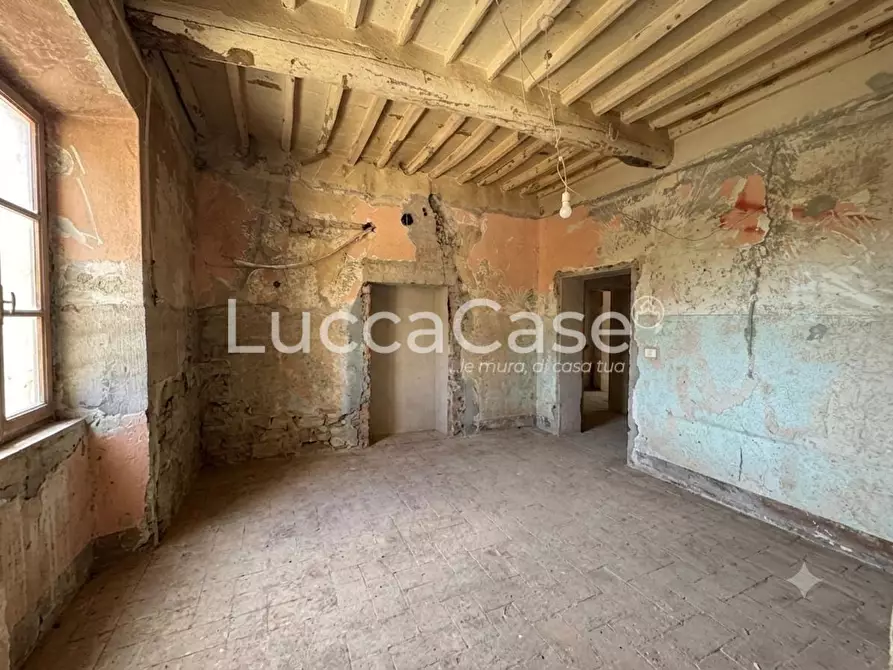 Immagine 2 di Casa colonica in vendita  a Capannori