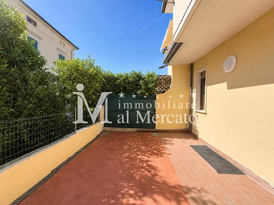 Immagine 17 di Villetta a schiera in vendita  a Viareggio