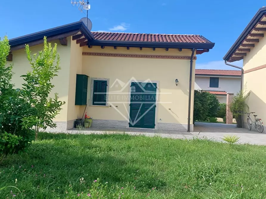 Immagine 1 di Casa indipendente in affitto  a Massa