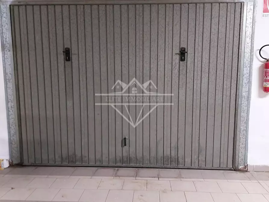 Immagine 1 di Garage in affitto  a Massa