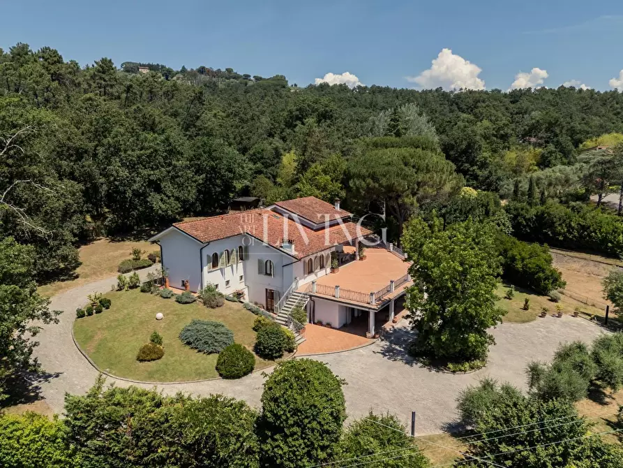 Immagine 1 di Villa in vendita  a Lucca