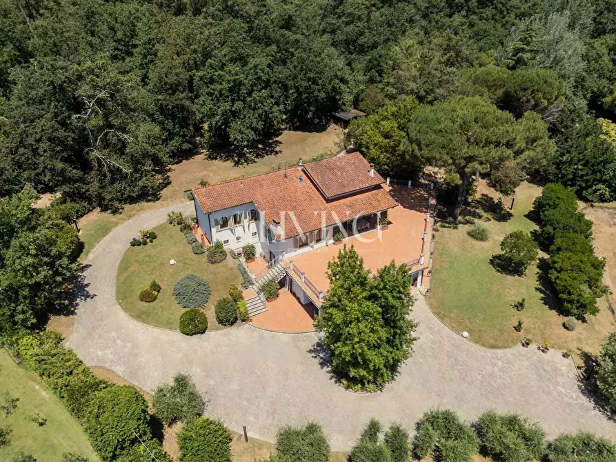 Immagine 2 di Villa in vendita  a Lucca