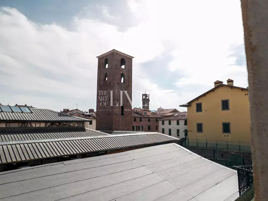 Immagine 21 di Appartamento in vendita  a Lucca