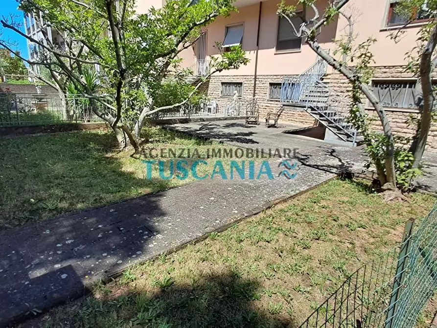 Immagine 1 di Casa bifamiliare in vendita  a Cecina