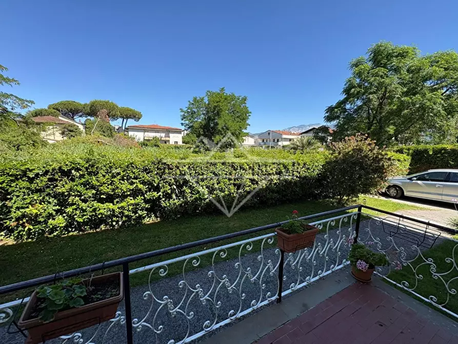 Immagine 11 di Appartamento in vendita  a Massa