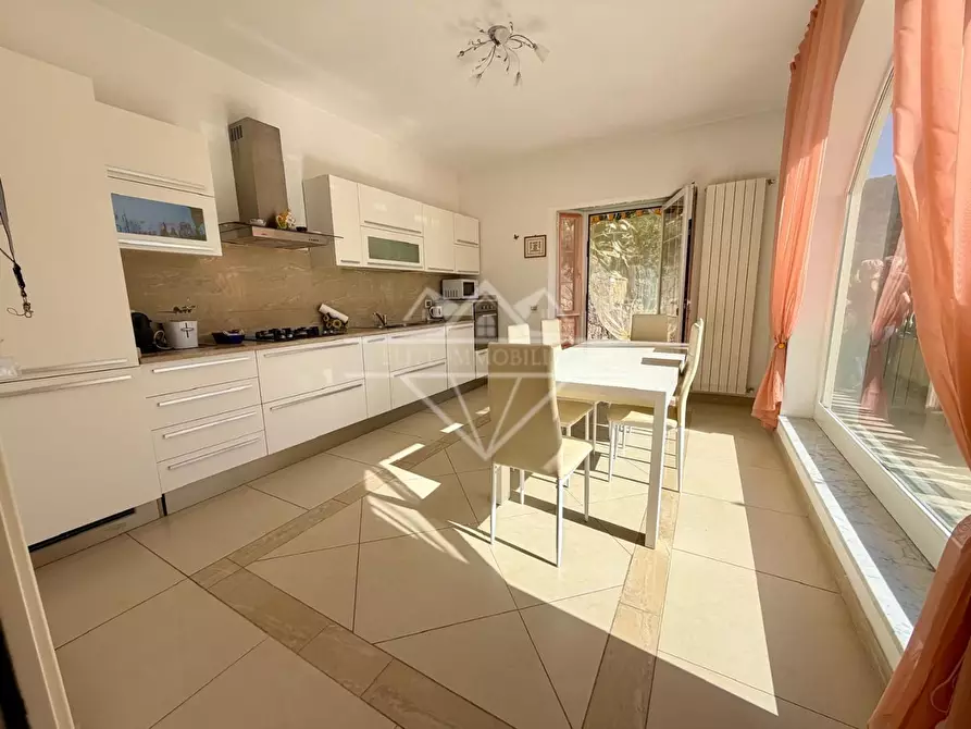 Immagine 17 di Villa in vendita  a Carrara