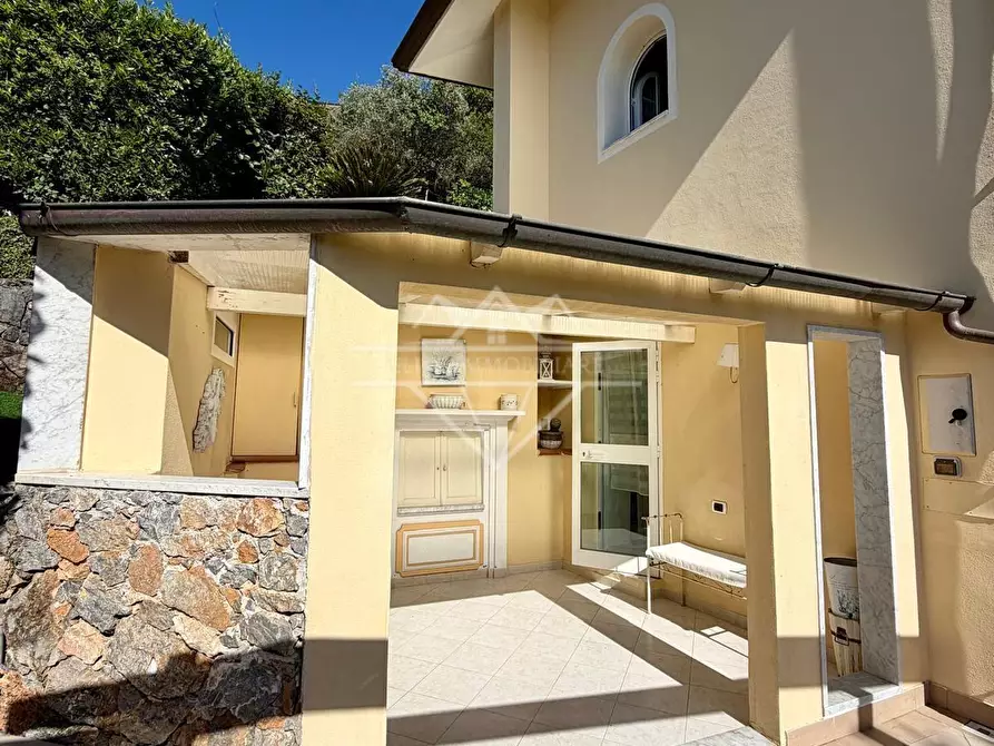Immagine 4 di Villa in vendita  a Carrara