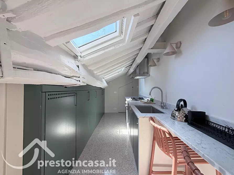 Immagine 9 di Appartamento in vendita  a Lucca
