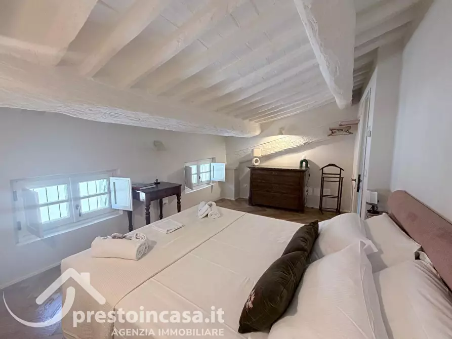Immagine 15 di Appartamento in vendita  a Lucca