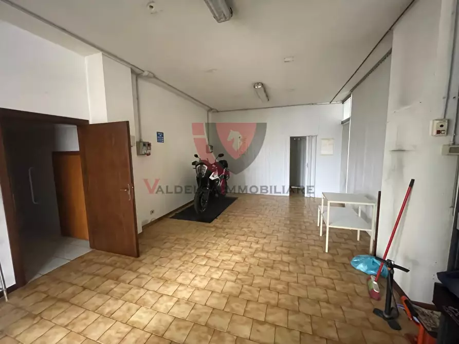 Immagine 3 di Negozio in affitto  a Colle Di Val D'elsa