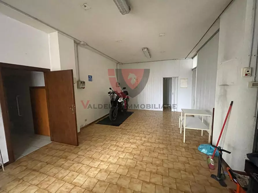 Immagine 2 di Negozio in affitto  a Colle Di Val D'elsa
