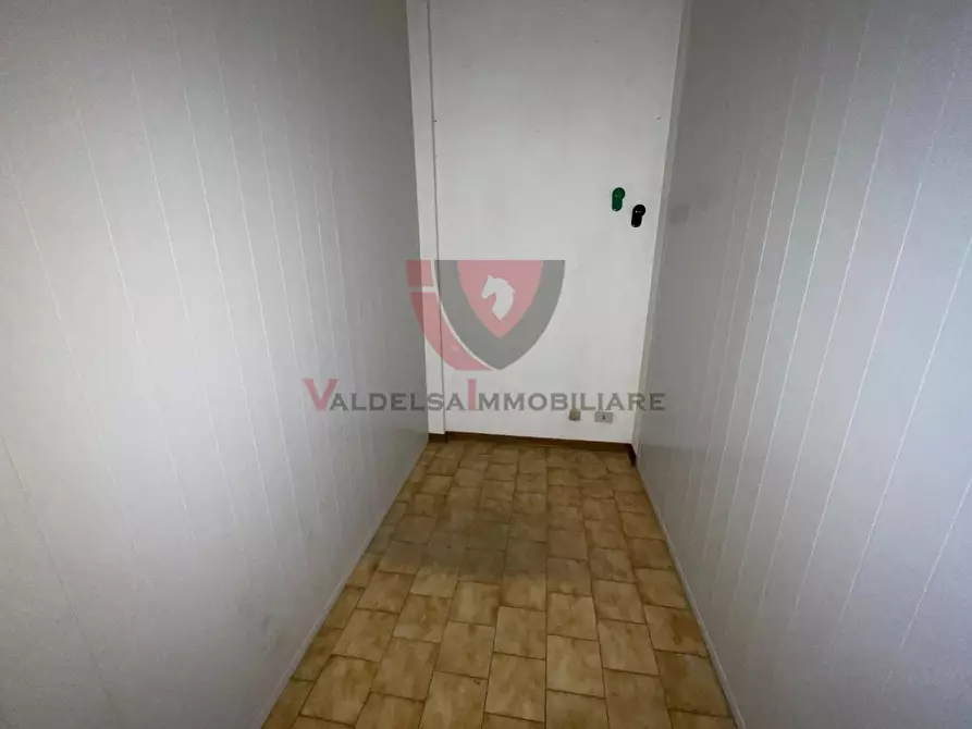 Immagine 6 di Negozio in affitto  a Colle Di Val D'elsa