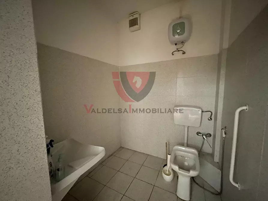 Immagine 7 di Negozio in affitto  a Colle Di Val D'elsa