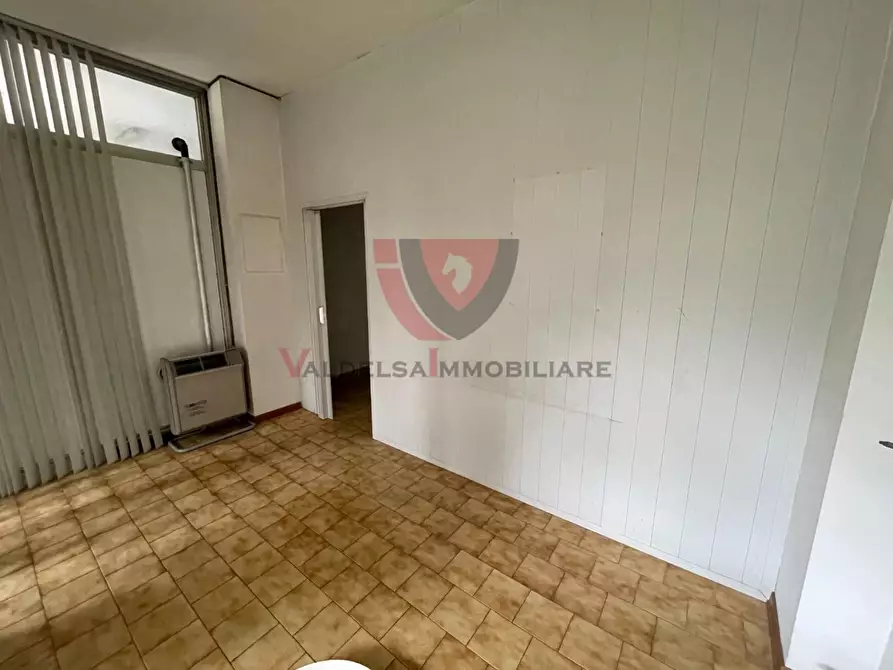 Immagine 1 di Negozio in affitto  a Colle Di Val D'elsa