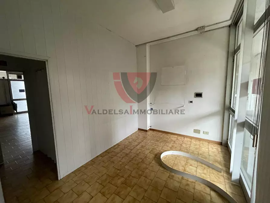 Immagine 5 di Negozio in affitto  a Colle Di Val D'elsa