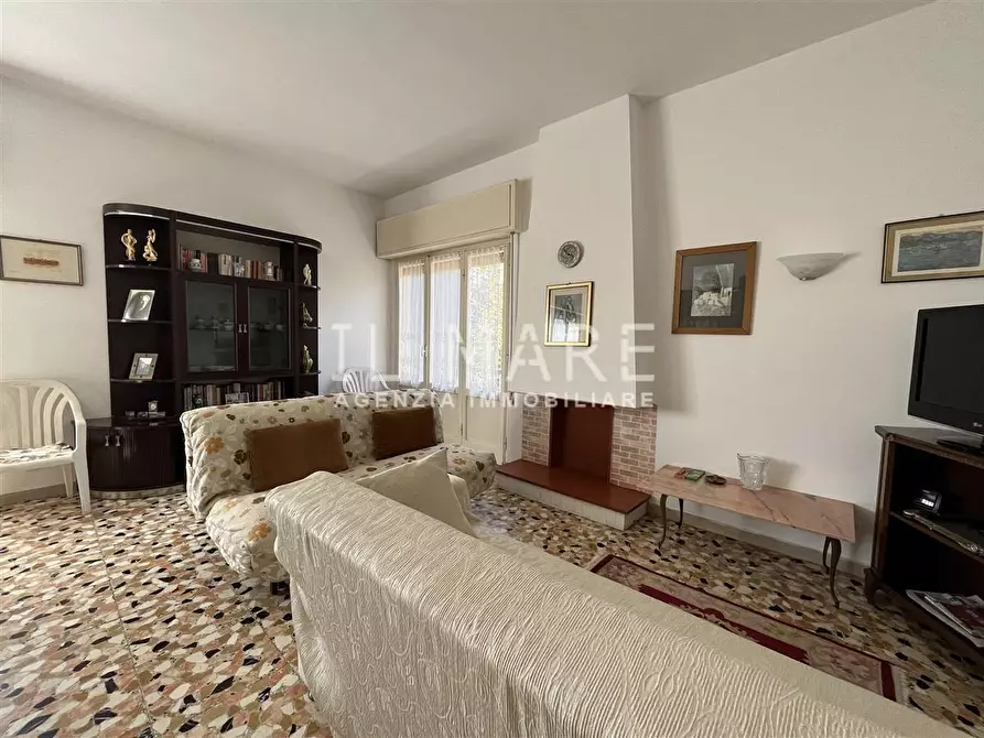 Immagine 2 di Appartamento in vendita  a Massa