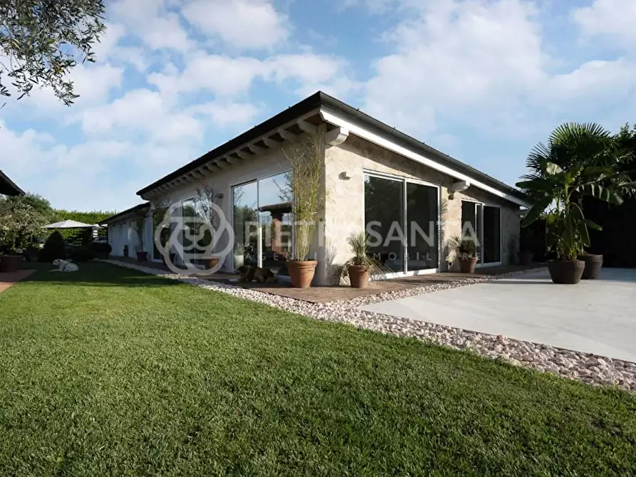 Immagine 5 di Villa in vendita  a Pietrasanta