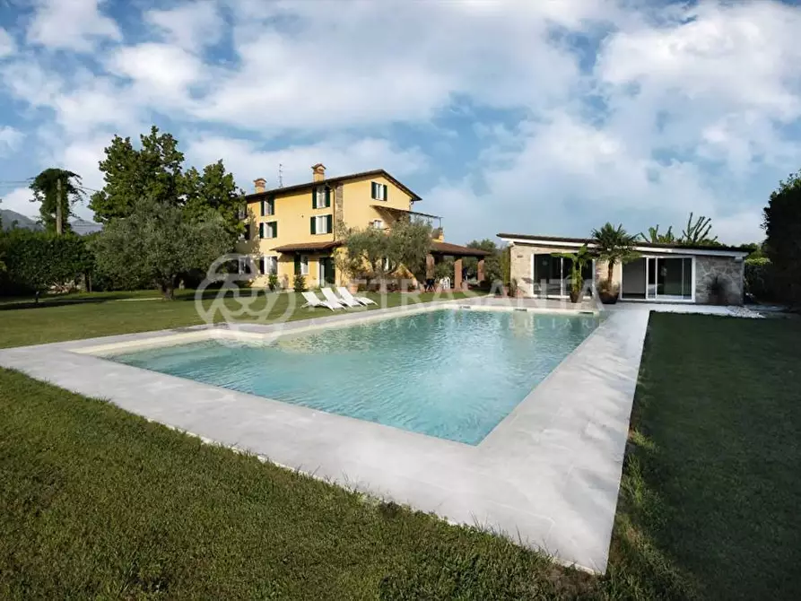 Immagine 2 di Villa in vendita  a Pietrasanta