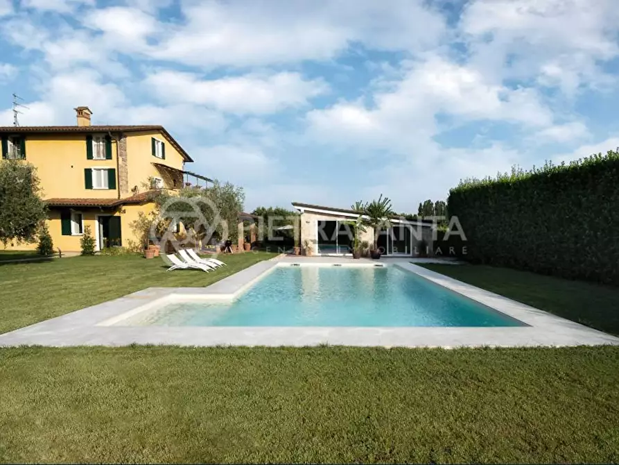 Immagine 1 di Villa in vendita  a Pietrasanta