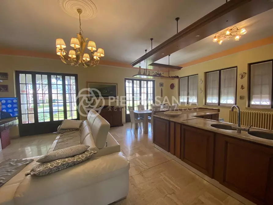 Immagine 19 di Villa in vendita  a Pietrasanta