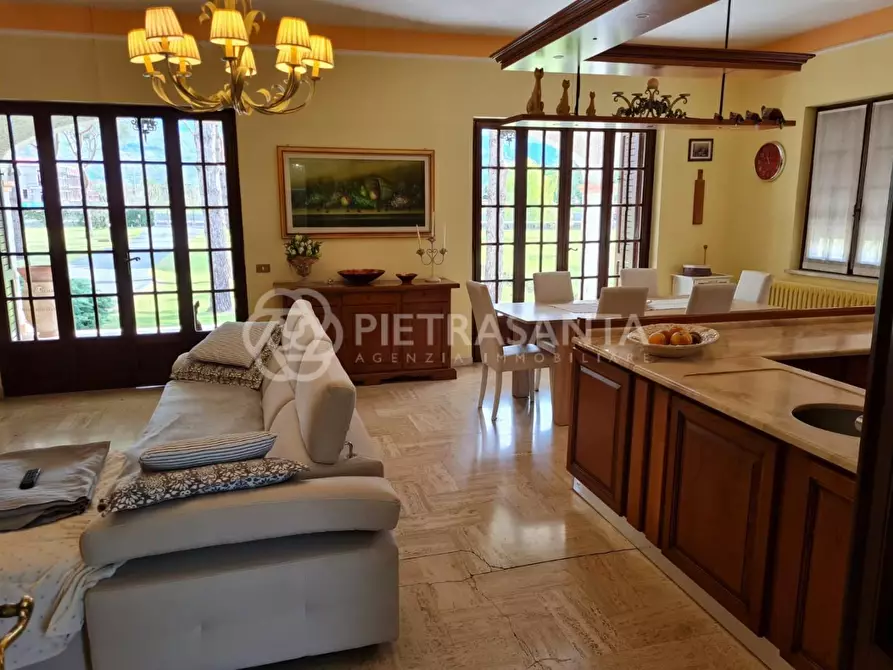 Immagine 27 di Villa in vendita  a Pietrasanta