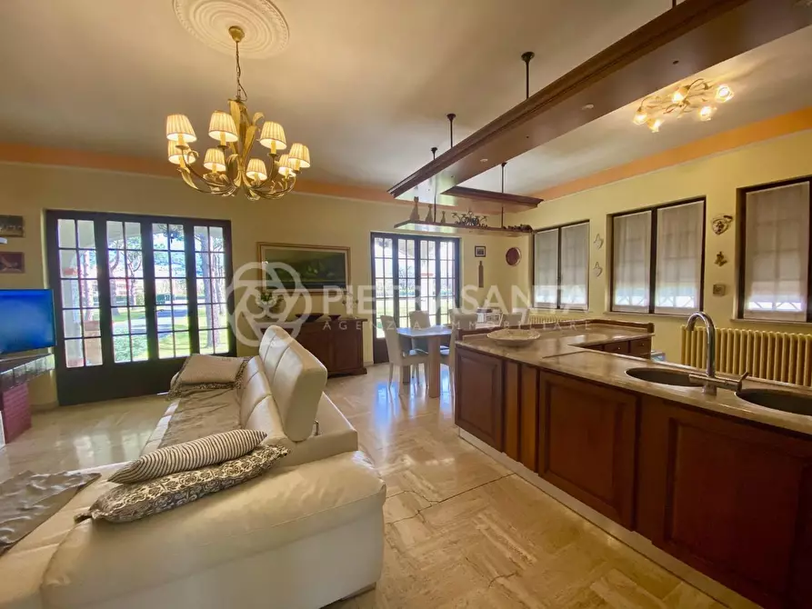 Immagine 18 di Villa in vendita  a Pietrasanta