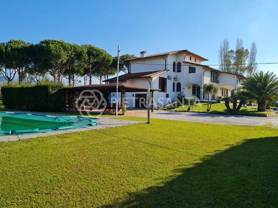 Immagine 14 di Villa in vendita  a Pietrasanta