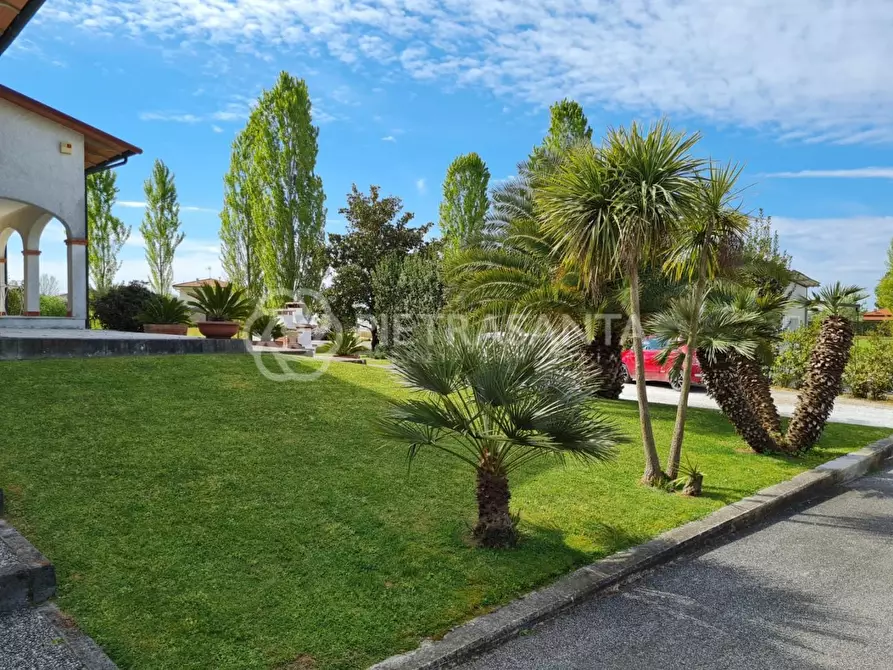 Immagine 32 di Villa in vendita  a Pietrasanta